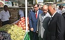 На таджикской сельскохозяйственной ярмарке. С Президентом Казахстана Нурсултаном Назарбаевым (справа) и Президентом Таджикистана Эмомали Рахмоновым.