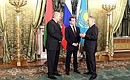 С Президентом Белоруссии Александром Лукашенко и Президентом Казахстана Нурсултаном Назарбаевым перед началом Заседания Высшего Евразийского экономического совета.