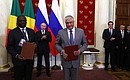 Церемония обмена документами, подписанными по итогам российско-конголезских переговоров.