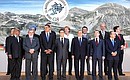 Участники рабочего заседания глав государств и правительств «Группы восьми» с участием представителей Бразилии, Египта, Индии, Китая, Мексики и ЮАР.