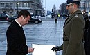 Дмитрий Медведев оставил запись в книге почётных гостей после церемонии возложения венка к Могиле неизвестного солдата.