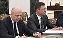 Министр финансов Антон Силуанов (слева) и Министр энергетики Александр Новак на совещании по экономическим вопросам.