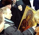 Игуменья Свято-Никольского женского монастыря Евстолия подарила Владимиру Путину икону Божьей Матери.