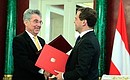С Президентом Австрии Хайнцем Фишером во время подписания совместных документов.