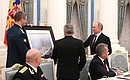Военнослужащие Северного флота подарили Владимиру Путину фотографию крейсера «Адмирал Кузнецов», сделанную в Средиземном море.