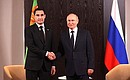 С Президентом Туркменистана Сердаром Бердымухамедовым. Фото ТАСС