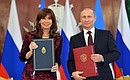 Владимир Путин и Кристина Киршнер приняли совместное заявление об установлении российско-аргентинского всеобъемлющего стратегического партнёрства.