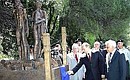 Открытие памятника жертвам холокоста. Справа – Президент Израиля Моше Кацав, слева – автор памятника Зураб Церетели.