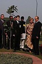 На Центральной аллее мемориального комплекса «Раджгхат» у дерева, посаженного Владимиром Путиным во время визита в Индию в октябре 2000 года.