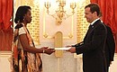 Церемония вручения верительных грамот послами иностранных государств. Верительную грамоту Президенту России вручает посол Республики Руанда Кристина Нкуликийинка.