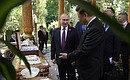 Перед началом пленарного заседания СВМДА Президент России заехал в резиденцию Председателя Китайской Народной Республики, чтобы поздравить его с Днём рождения. Владимир Путин подарил Си Цзиньпину российское мороженое.