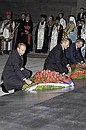 Vladimir Putin, Alexander Lukashenko and Leonid Kuchma laying wreaths by the Eternal Flame.