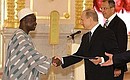 Верительную грамоту Президенту России вручает посол Буркина-Фасо Ксавье Ниодого.