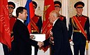 Дмитрий Медведев вручил первые юбилейные медали «65 лет Победы в Великой Отечественной войне 1941–1945 годов». Награда вручена участнику обороны Смоленска Василию Горланову.
