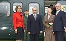 Владимир и Людмила Путины с Федеральным президентом ФРГ Йоханнесом Рау с супругой Кристиной Рау у вертолета.
