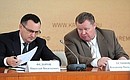 Agriculture Minister Nikolai Fedorov (left) and Presidential Plenipotentiary Envoy to the Southern Federal District Vladimir Ustinov at a meeting on the harvest.