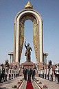 Возложение венка к памятнику Исмоилу Сомони в мемориальном комплексе «Национального согласия и возрождения Таджикистана».