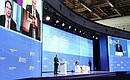 В ходе пленарного заседания международного форума «Российская энергетическая неделя». Фото ТАСС