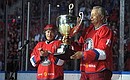 After the gala game of the National Amateur Ice Hockey Teams' Festival, Vladimir Putin presented the Cup to the Night Ice Hockey League President Alexander Yakushev.