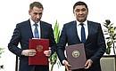 Minister of Natural Resources and Environment Alexander Kozlov and Minister of Agriculture of Kyrgyzstan Askarbek Zhanybekov (right) during the ceremony for signing joint documents, held as part of President Putin’s official visit to Kyrgyzstan. Photo: Pavel Bednyakov, RIA Novosti