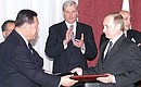 С Премьер-министром Японии Ёсиро Мори во время церемонии подписания Иркутского заявления о дальнейшем продолжении переговоров по проблеме мирного договора.