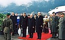С Президентом Австрии Томасом Клестилем (справа) во время церемонии встречи в аэропорту.