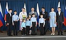 Церемония награждения орденом «Родительская слава». С многодетной семьёй Родионовых из Свердловской области.
