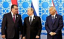 Перед началом заседания Совета глав государств Шанхайской организации содружества в расширенном составе. С Президентом Таджикистана Эмомали Рахмоном (слева) и Президентом Узбекистана Исламом Каримовым.