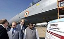 Осмотр военной техники компании ХАЛ. Владимиру Путину был продемонстрирован первый военный самолет марки «Су», собранный в Индии по российской лицензии.