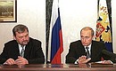 На встрече с представителями чеченской общественности. Слева от Президента – глава администрации Чеченской Республики Ахмат Кадыров. 