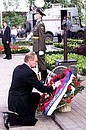 Церемония открытия памятного камня на месте будущего памятника воинам шестой роты 76-й гвардейской дивизии ВДВ, героически погибшим в Чечне. Возложение цветов к закладному камню.