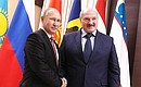 С Президентом Республики Беларусь Александром Лукашенко перед началом неформальной встречи глав государств СНГ. Фото ТАСС