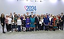 С участниками и победителями всероссийских семейных конкурсов. Фото: Сергей Карпухин, ТАСС
