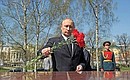 Vladimir Putin laid flowers at the memorial signs established in honour of the hero cities by the Kremlin wall.
