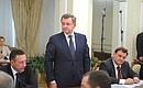 В начале совещания Владимир Путин представил полномочного представителя Президента в Крымском федеральном округе Олега Белавенцева, назначенного на эту должность 21 марта 2014 года.