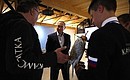 Владимир Путин встретился с орнитологами соколиного центра «Камчатка», в котором ведётся работа по сохранению редких видов хищных птиц.