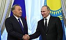 На церемонии подписания совместных документов. С Президентом Казахстана Нурсултаном Назарбаевым.