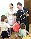 С воспитанниками и заведующей детским садом №126 города Ростова-на-Дону.