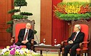 С Генеральным секретарём Центрального комитета Коммунистической партии Вьетнама Нгуен Фу Чонгом.