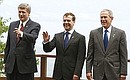 Перед началом рабочего заседания саммита «Группы восьми». На официальной церемонии фотографирования с Премьер-министром Канады Стивеном Харпером (слева), Президентом США Джорджем Бушем.