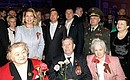 Дмитрий Медведев с супругой во время праздничного салюта в честь 65-летия Победы в Великой Отечественной войне.