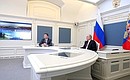 Владимир Путин в режиме телемоста дал команду к началу полномасштабного освоения Харасавэйского газового месторождения. Слева – Министр энергетики Александр Новак.