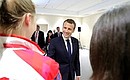 Президент Франции Эммануэль Макрон в ходе встречи с участницами товарищеского матча женских сборных команд России и Франции по фехтованию на саблях.
