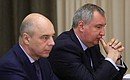 Заместитель Председателя Правительства Дмитрий Рогозин (справа) и Министр финансов Антон Силуанов перед началом совещания по вопросам развития космической отрасли.