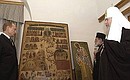 Передача Патриарху Московскому и всея Руси Алексию II (справа) возвращенных в Россию икон.