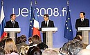 На пресс-конференции по итогам работы саммита Россия–Евросоюз. С Президентом Франции Николя Саркози (в центре) и Председателем Еврокомиссии Жозе Мануэлом Баррозу.