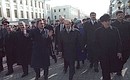 С Президентом Татарстана Минтимером Шаймиевым (справа) и мэром Казани Камилем Исхаковым (в центре слева) во время прогулки по городу.