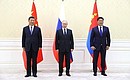 C Председателем КНР Си Цзиньпином и Президентом Монголии Ухнагийн Хурэлсухом. Фото ТАСС