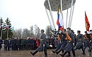 По завершении церемонии возложения цветов к памятнику погибшим военнослужащим 6-й парашютно-десантной роты.