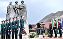 Владимир Путин возложил цветы к Мемориалу павшим в Великой Отечественной войне, Афганистане и боевых действиях в августе – сентябре 1999 года уроженцам Ботлихского района.